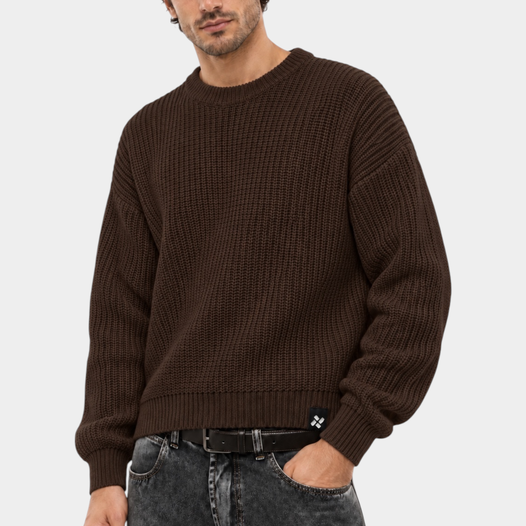 Modello indossa maglione girocollo marrone a maglia larga Follower SRL con vestibilità regular e logo sul fondo