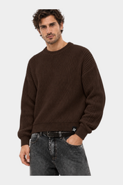 Modello indossa maglione girocollo marrone a maglia larga Follower SRL con vestibilità regular e logo sul fondo