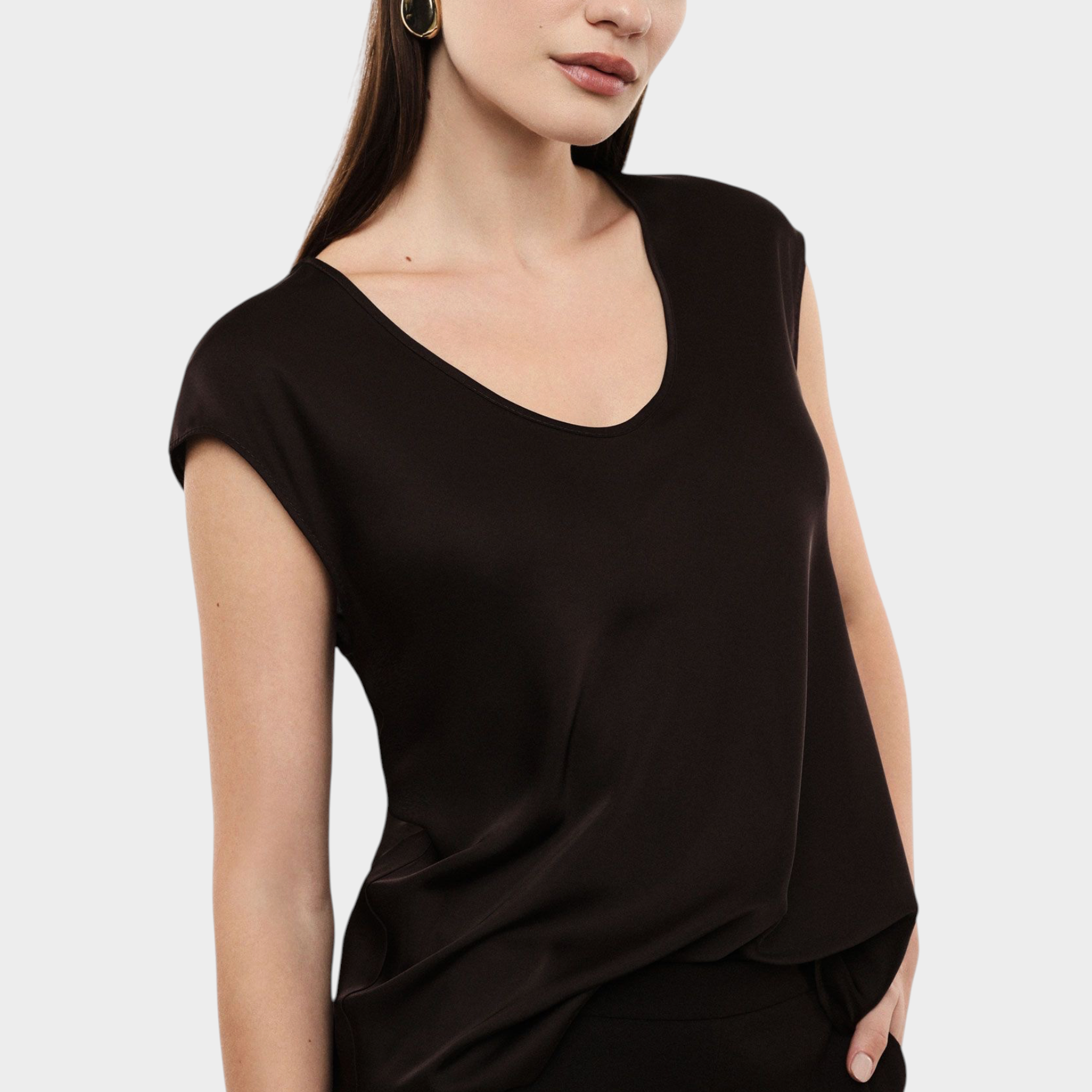 Top donna marrone IMPERIAL con ampio scollo a V indossato da una modella, collezione Follower SRL
