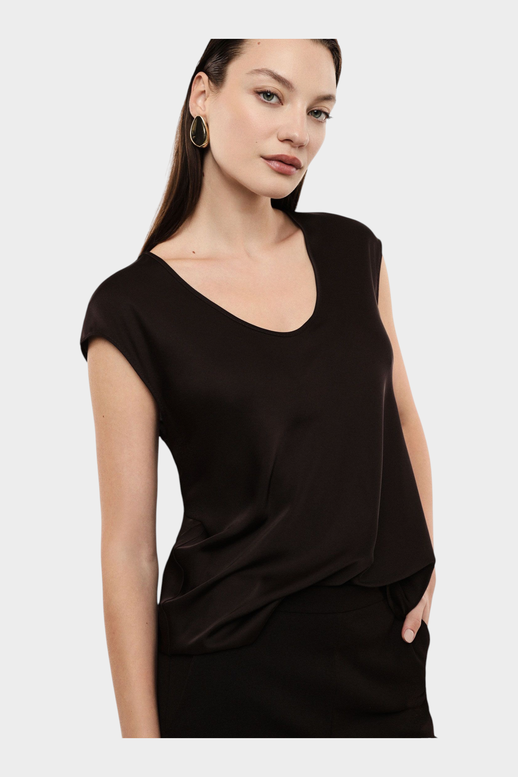 Top donna marrone IMPERIAL con ampio scollo a V indossato da una modella, collezione Follower SRL