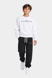 Ragazzo indossa completo sportivo Follower SRL con felpa bianca e pantaloni neri con logo John Richmond