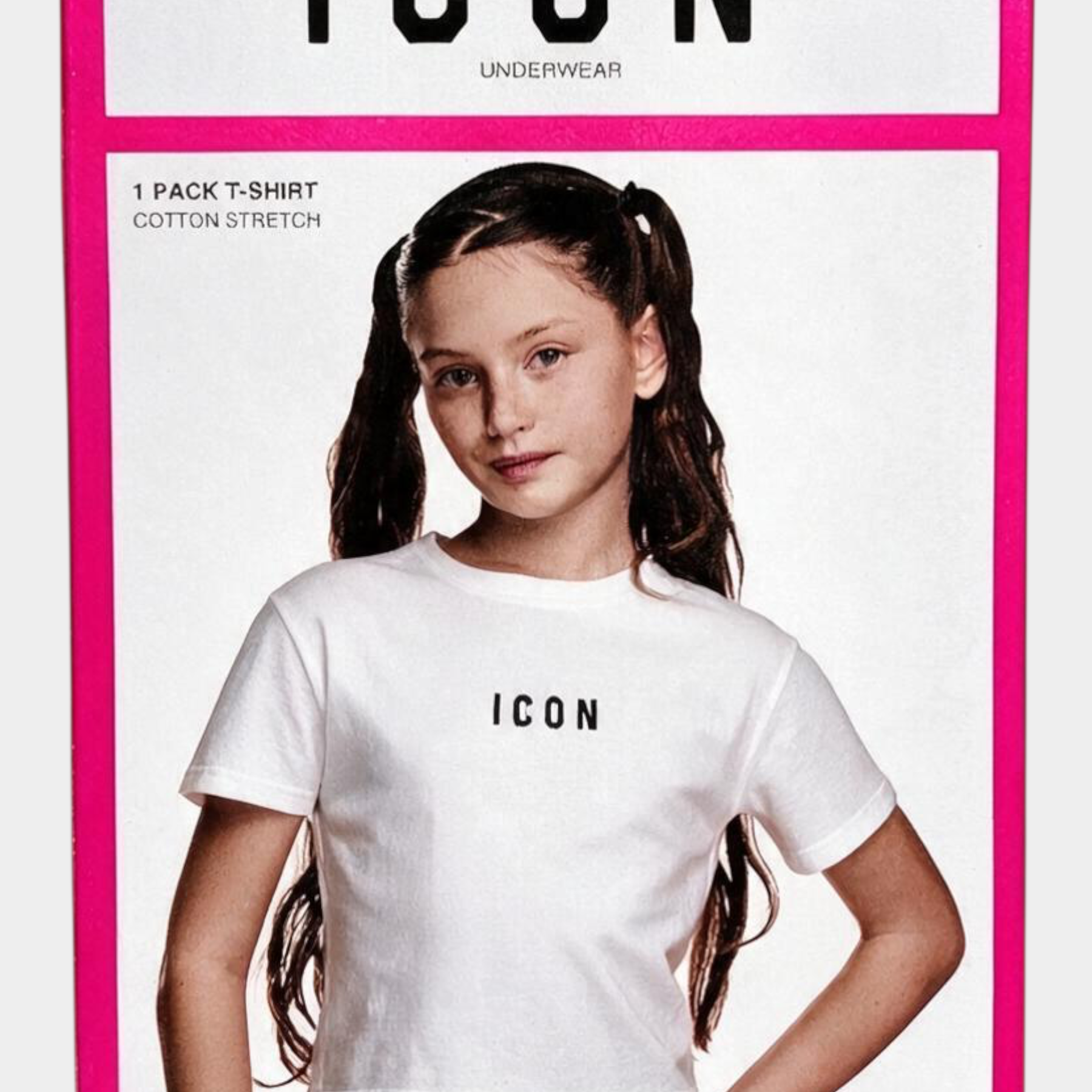 Bambina indossa T-shirt bianca in cotone stretch ICON di Follower SRL con logo stampato sul petto