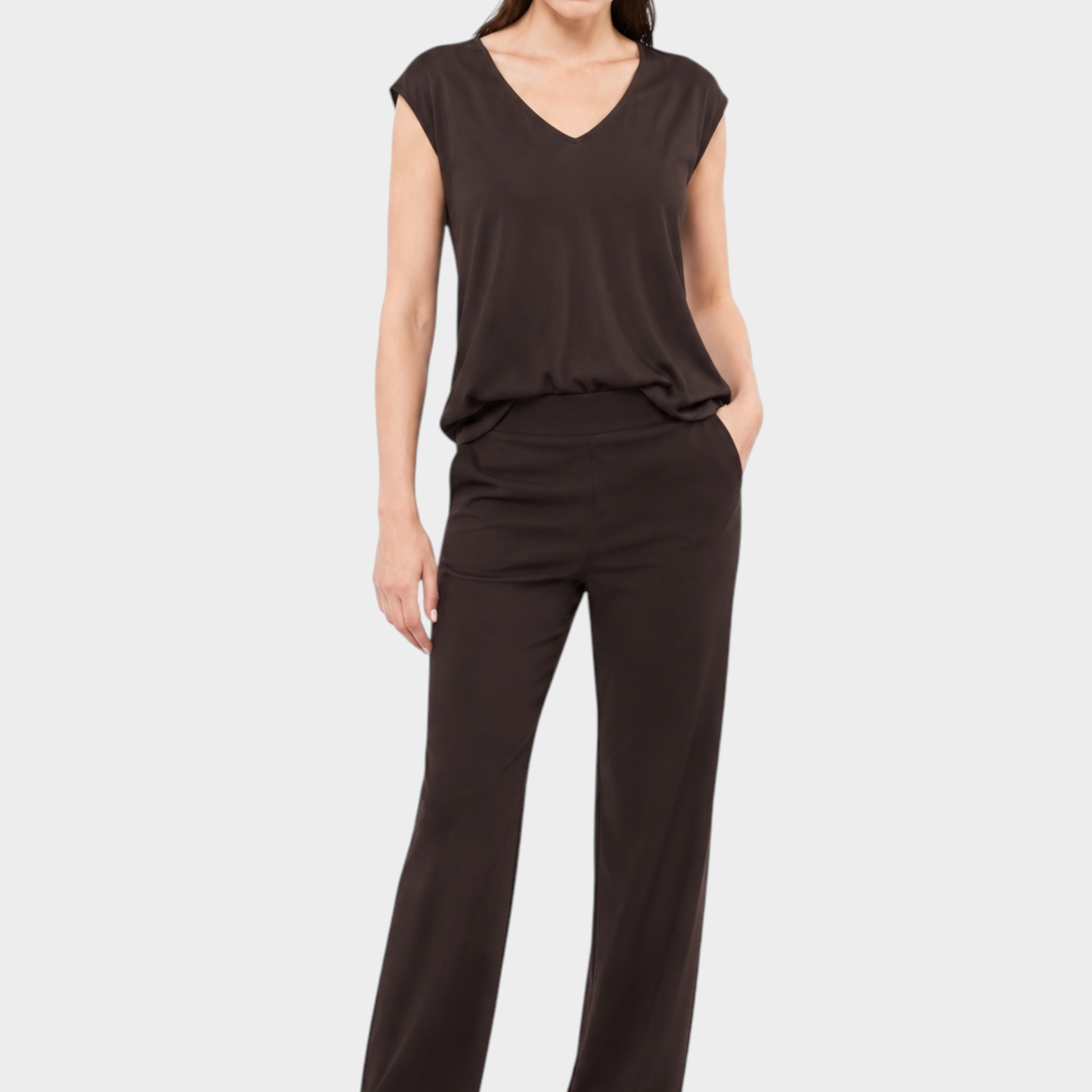 Modella indossa top ampio scollo a V marrone IMPERIAL di Follower SRL con pantaloni coordinati