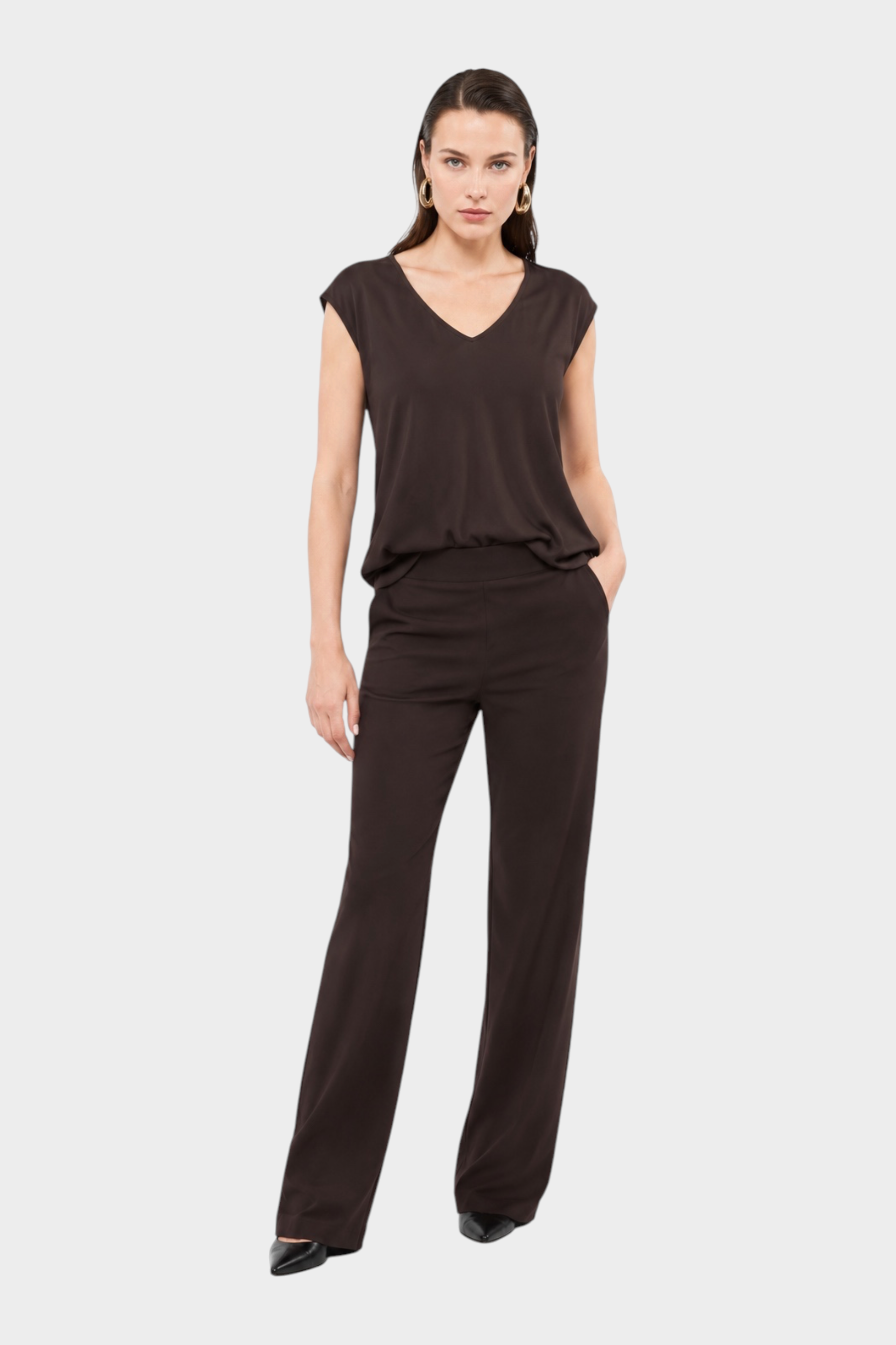 Modella indossa top ampio scollo a V marrone IMPERIAL di Follower SRL con pantaloni coordinati