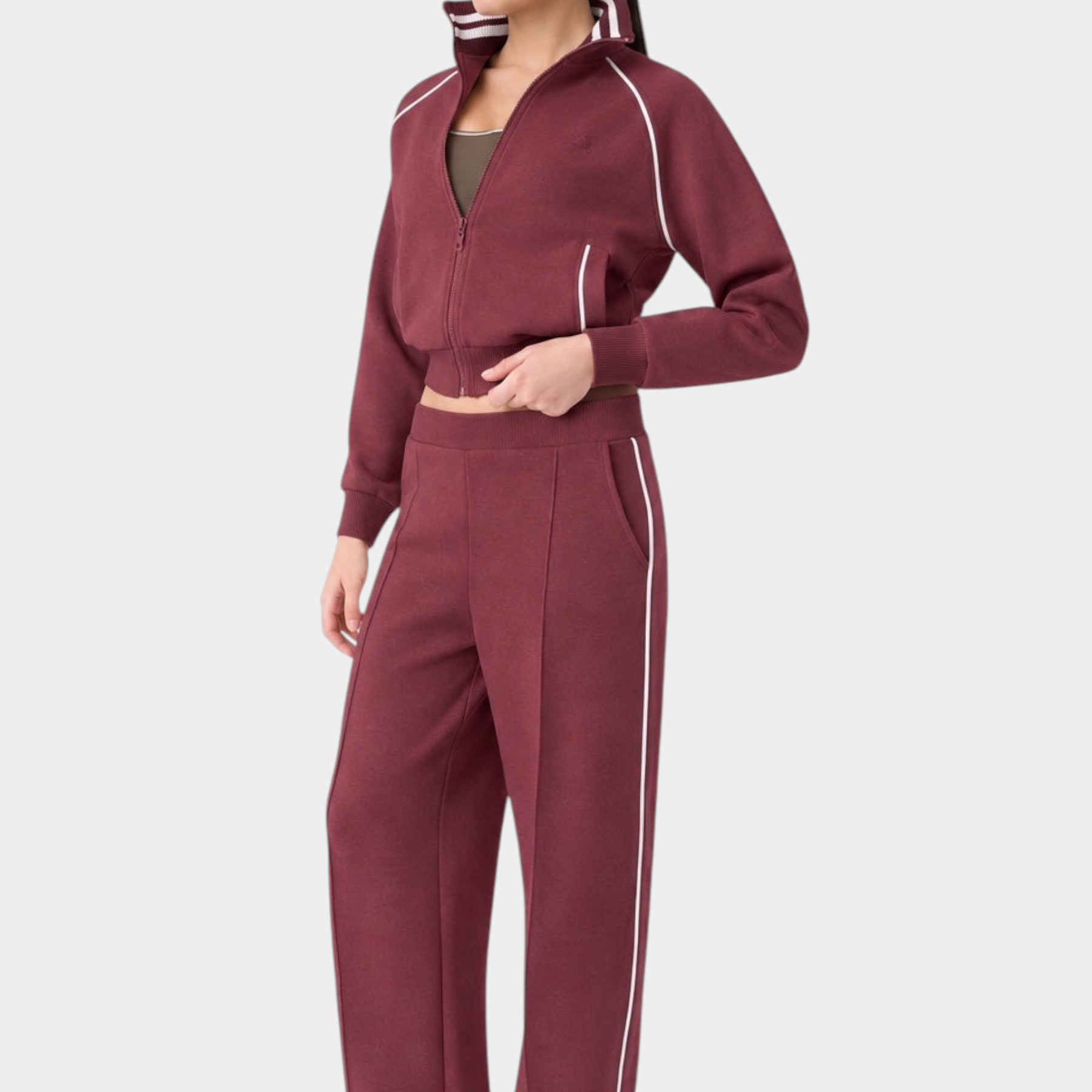 Modella indossa tuta sportiva bordeaux Follower SRL con felpa full zip e pantaloni a gamba larga con righe bianche