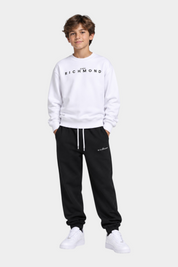 Ragazzo indossa completo sportivo Follower SRL con felpa bianca e pantaloni neri con logo John Richmond