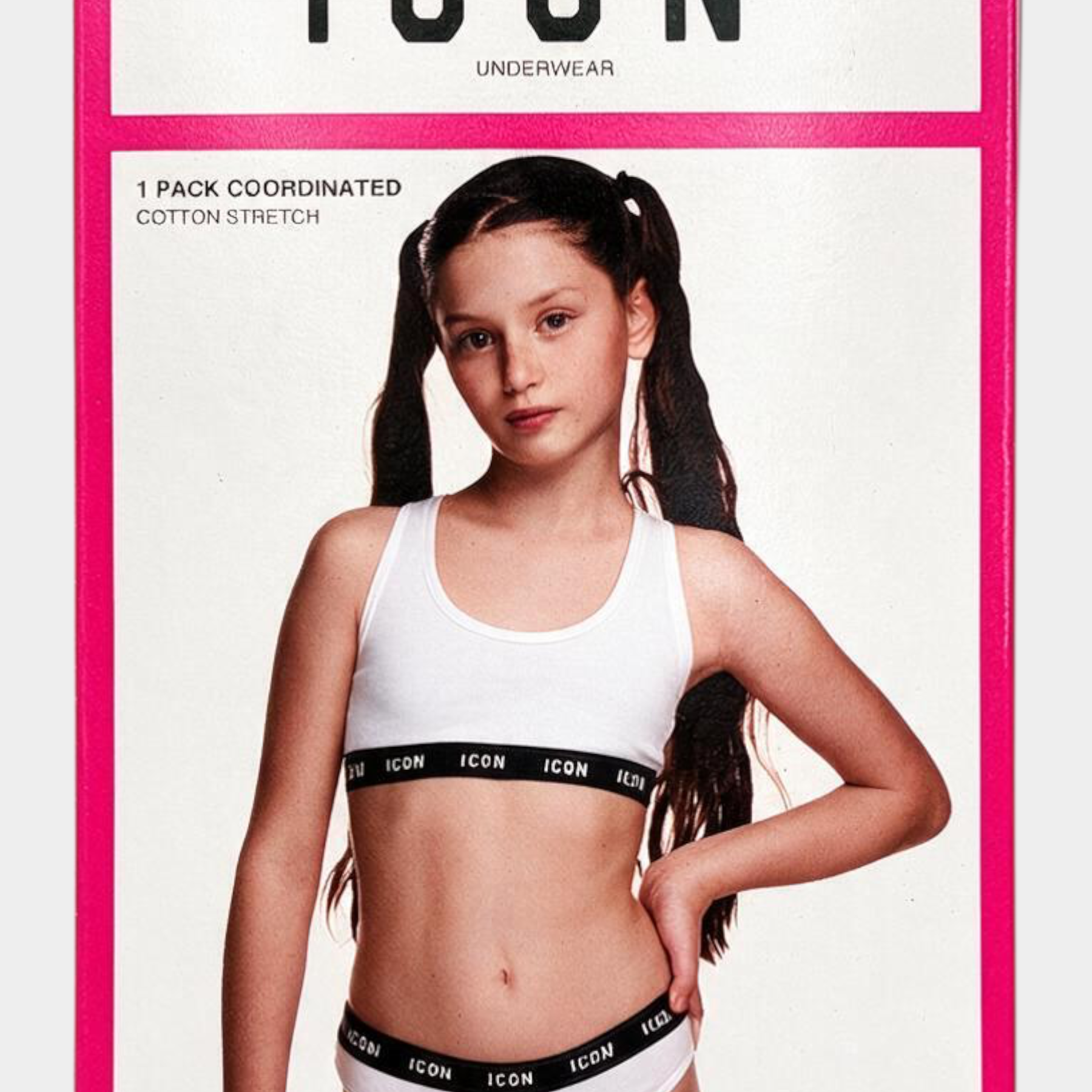 Confezione Follower SRL ICON con completo intimo bianco in cotone elasticizzato indossato da una bambina
