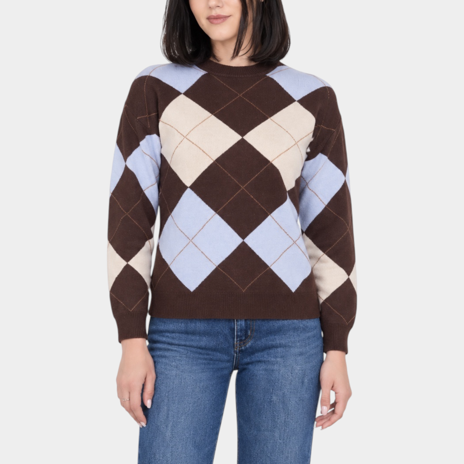 Modella indossa un maglione Follower SRL a girocollo con motivo a rombi marrone, azzurro e beige su sfondo neutro