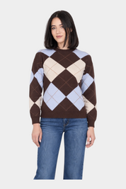 Modella indossa un maglione Follower SRL a girocollo con motivo a rombi marrone, azzurro e beige su sfondo neutro