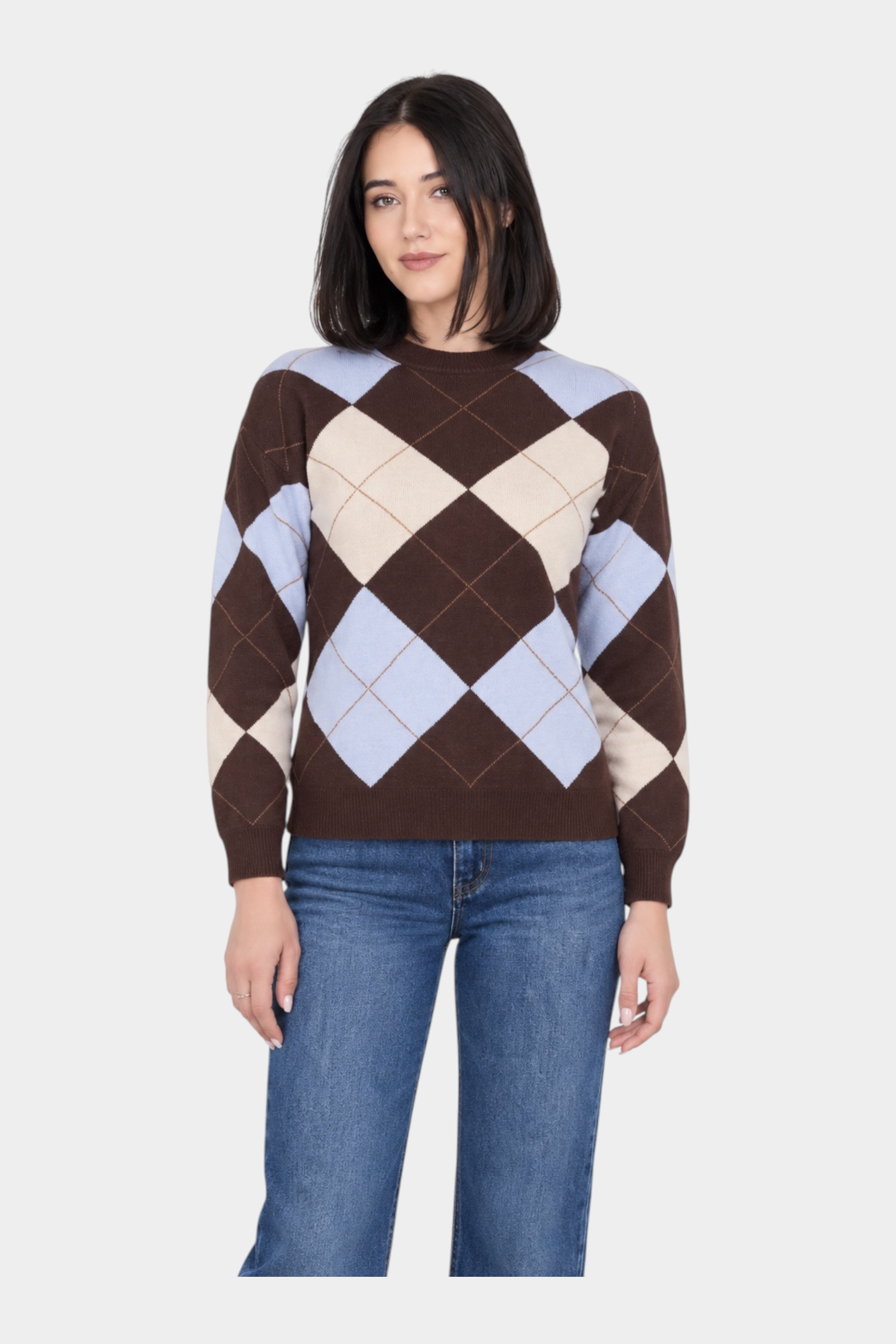 Modella indossa un maglione Follower SRL a girocollo con motivo a rombi marrone, azzurro e beige su sfondo neutro