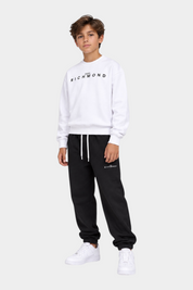 Ragazzo indossa completo sportivo Follower SRL con felpa bianca e pantaloni neri con logo Richmond