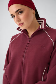 Felpa full zip Follower SRL GUESS color bordeaux con colletto a righe e dettagli bianchi indossata da una modella