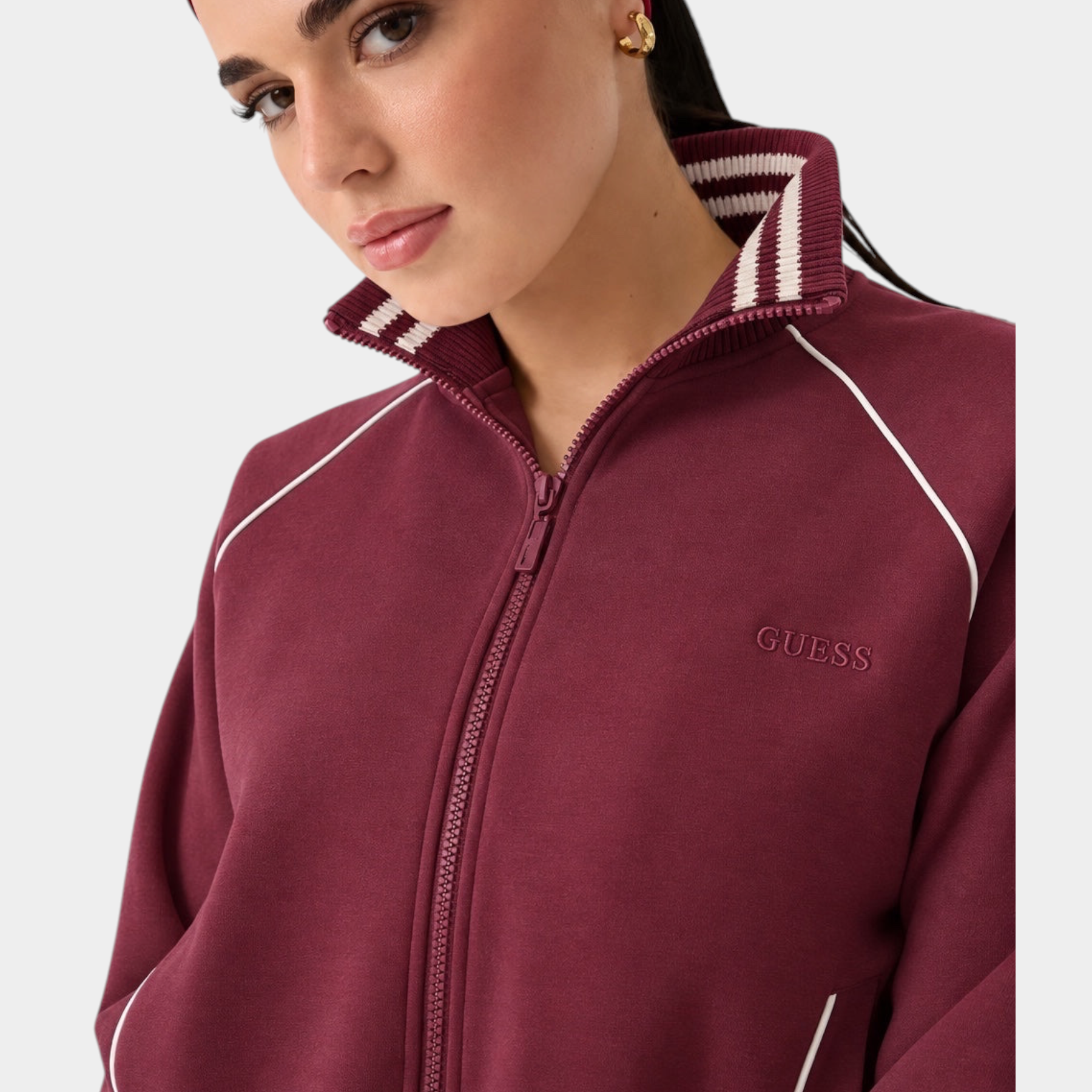 Felpa full zip Follower SRL GUESS color bordeaux con colletto a righe e dettagli bianchi indossata da una modella