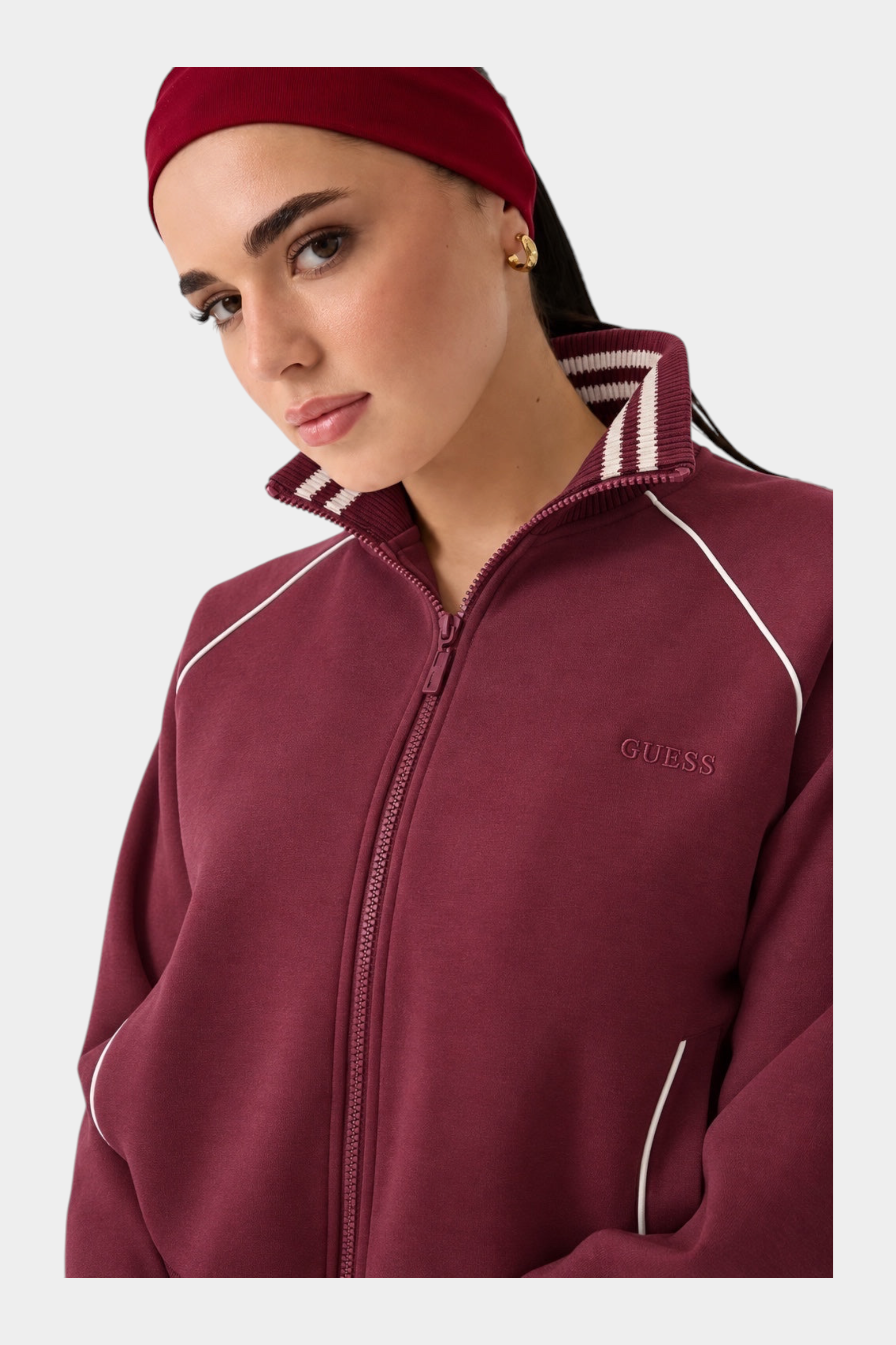 Felpa full zip Follower SRL GUESS color bordeaux con colletto a righe e dettagli bianchi indossata da una modella