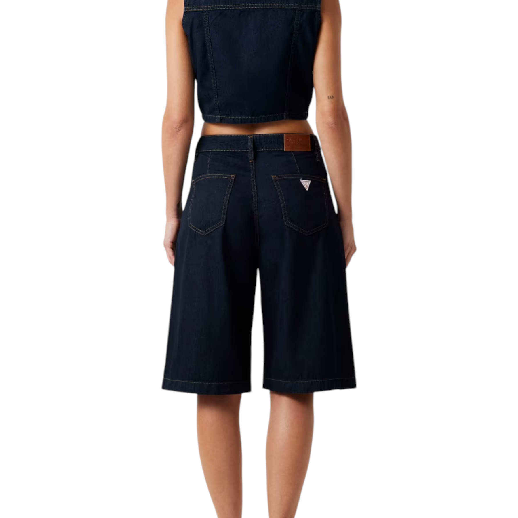 Bermuda in denim plissettato donna blu guess jeans con chiusura a bottone e zip e logo triangolare bianco sul retro