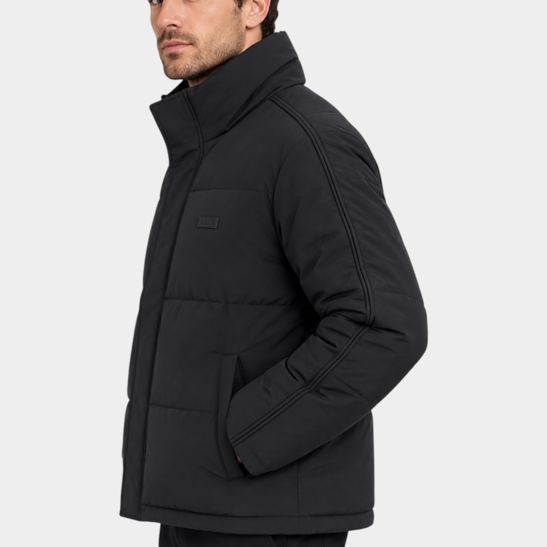Modello indossa giubbotto imbottito nero Follower SRL con collo alto e logo discreto, vista laterale