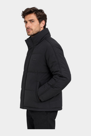 Modello indossa giubbotto imbottito nero Follower SRL con collo alto e logo discreto, vista laterale