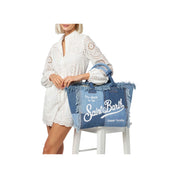Borsa a spalla colette in denim patchwork azzurro con ricamo bianco e bordi sfrangiati di mc2 saint barth