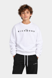 Completo sportivo Follower SRL bianco e nero con felpa girocollo e logo John Richmond indossato da un ragazzo