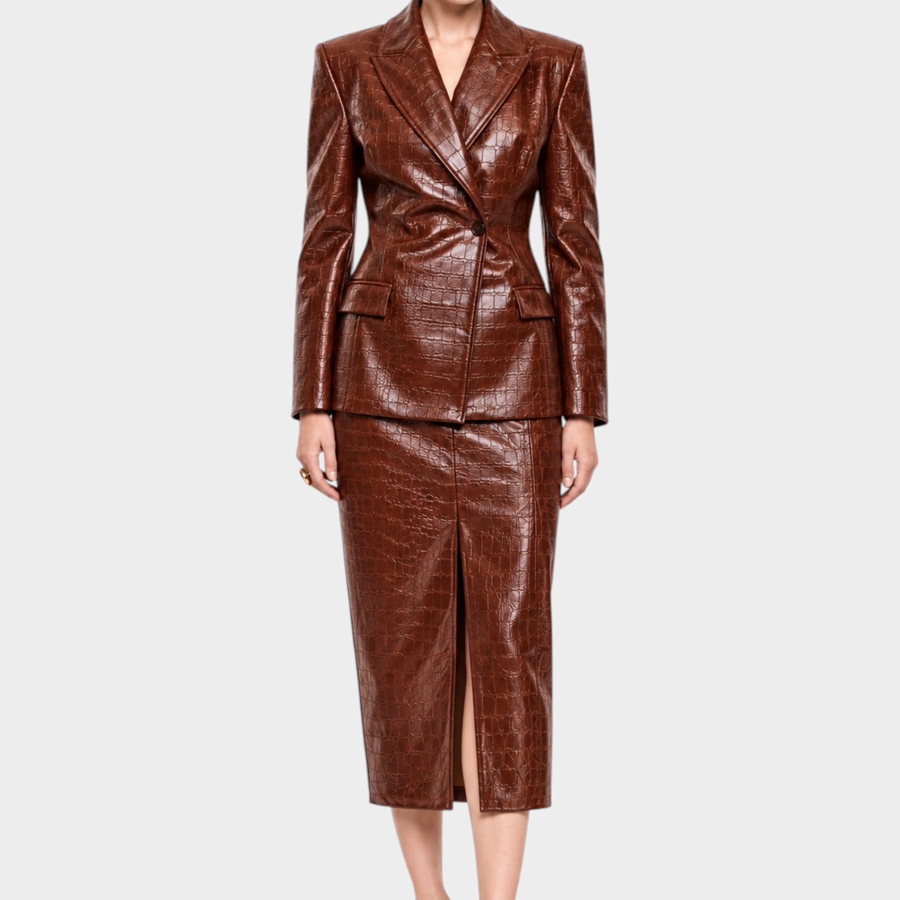 Modella indossa blazer monopetto e gonna midi in similpelle marrone effetto coccodrillo di Follower SRL