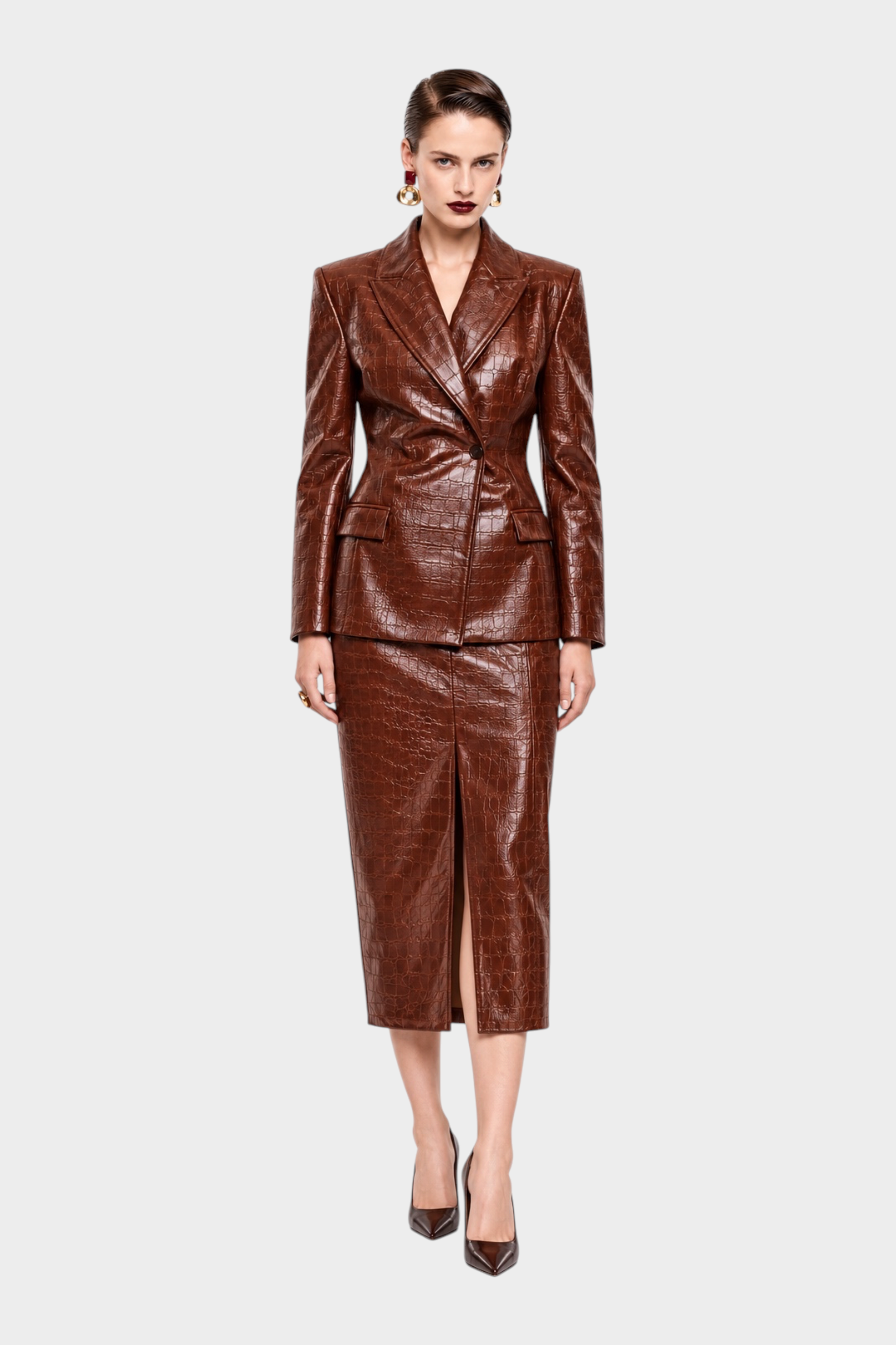 Modella indossa blazer monopetto e gonna midi in similpelle marrone effetto coccodrillo di Follower SRL