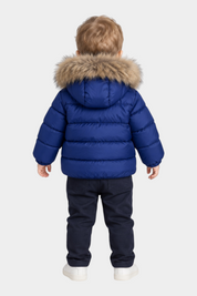 Bambino indossa giubbino Amory blu di Follower SRL con cappuccio imbottito e bordo in pelliccia sintetica, vista retro