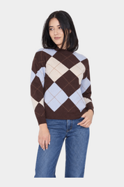 Modella indossa maglione Follower SRL a rombi multicolore marrone e azzurro con collo alto