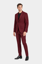 Modello indossa abito monopetto Follower SRL bordeaux in misto poliestere con t-shirt nera e scarpe eleganti
