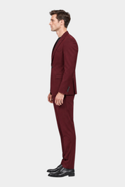 Modello indossa abito monopetto bordeaux Follower SRL in misto poliestere, vista laterale su sfondo neutro