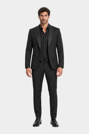 Modello indossa abito tre pezzi nero Follower SRL con giacca monopetto, gilet e pantaloni sartoriali Made in Italy