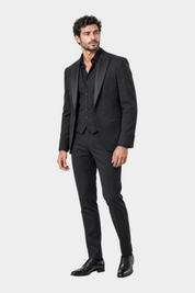 Modello indossa abito tre pezzi nero Follower SRL con giacca monopetto, gilet e pantaloni sartoriali Made in Italy