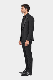Modello indossa abito 3 pezzi nero Follower SRL con giacca monopetto e gilet, stile elegante Made in Italy