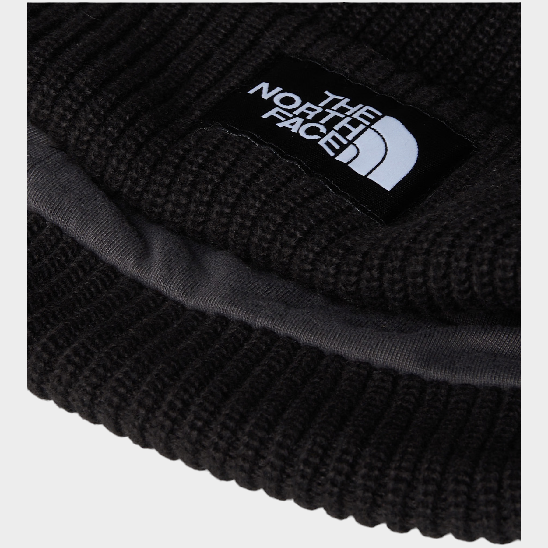 Dettaglio del berretto nero Salty Lined di Follower SRL con logo The North Face e fodera interna in tessuto