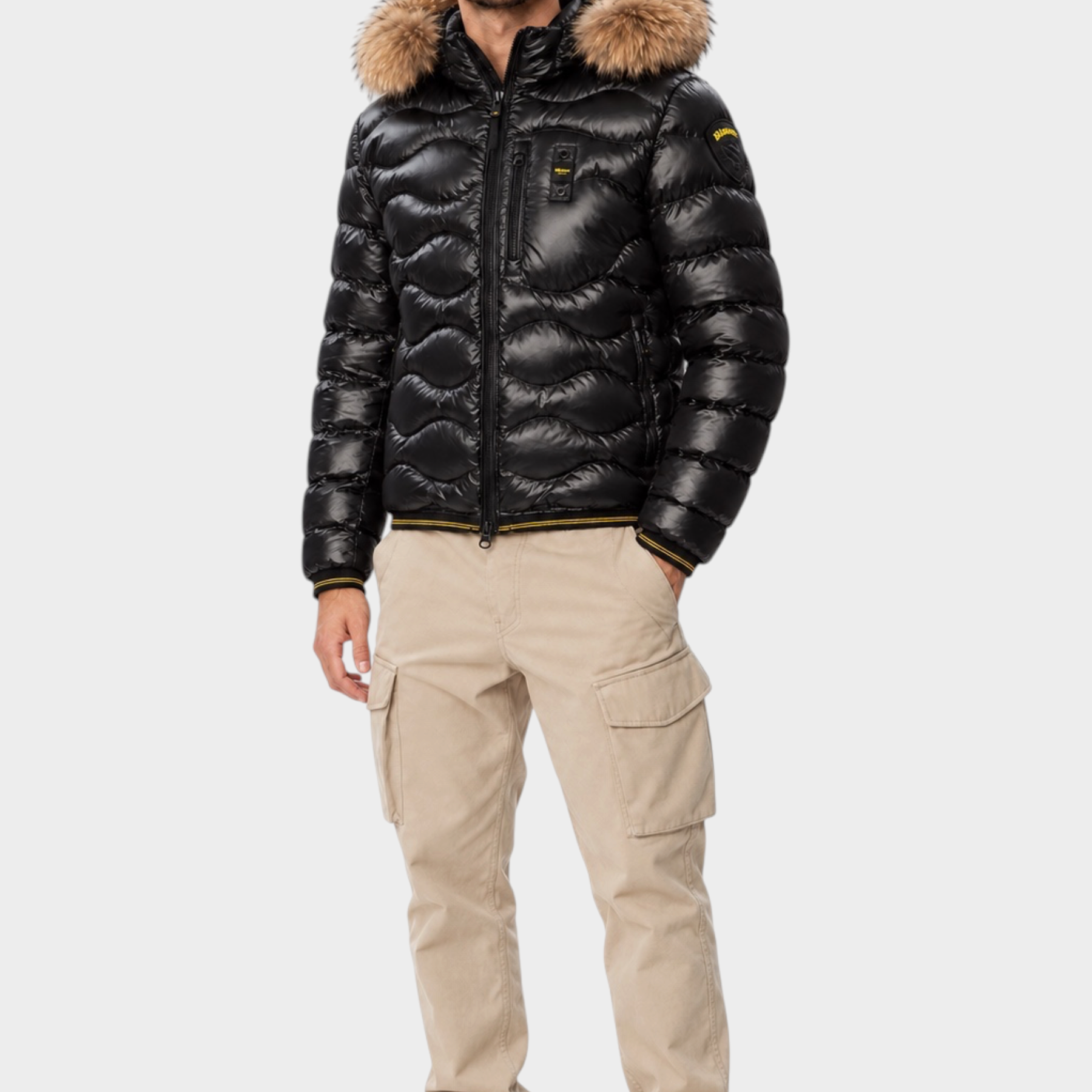 Modello indossa giubbino Follower SRL Blauer nero trapuntato a onde con cappuccio in pelliccia e chiusura zip