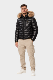 Modello indossa giubbino Follower SRL Blauer nero trapuntato a onde con cappuccio in pelliccia e chiusura zip