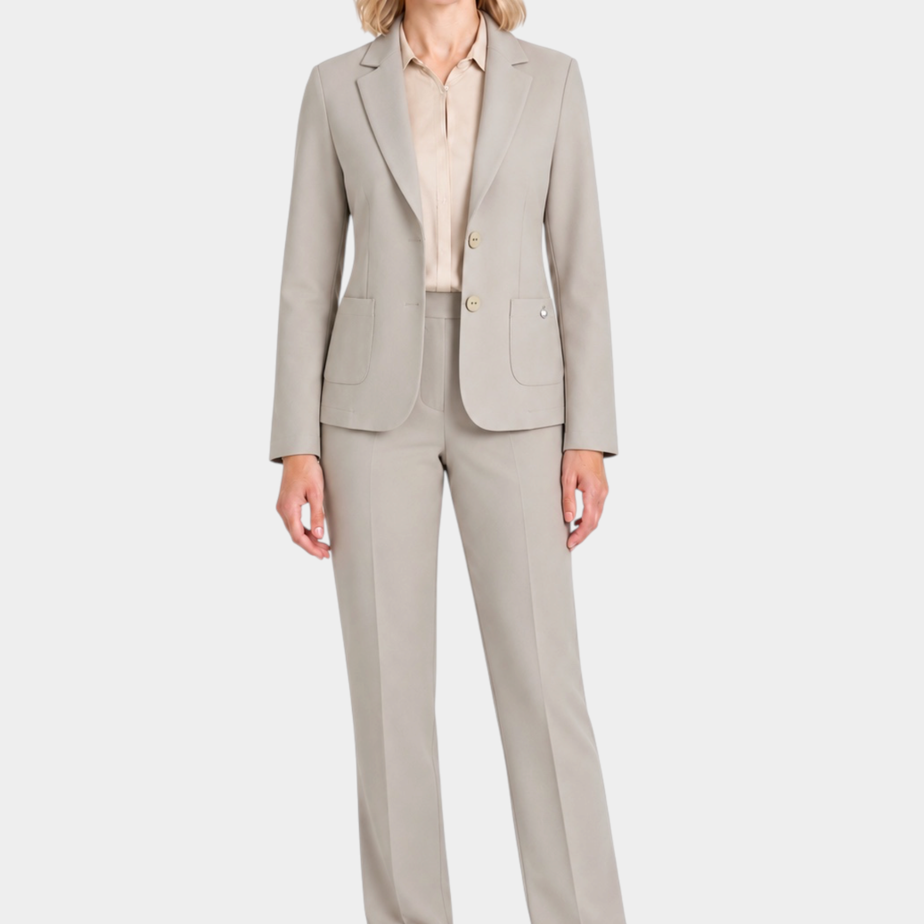 Modella indossa blazer beige a due bottoni Ragno con pantaloni coordinati e camicia, stile elegante Follower SRL
