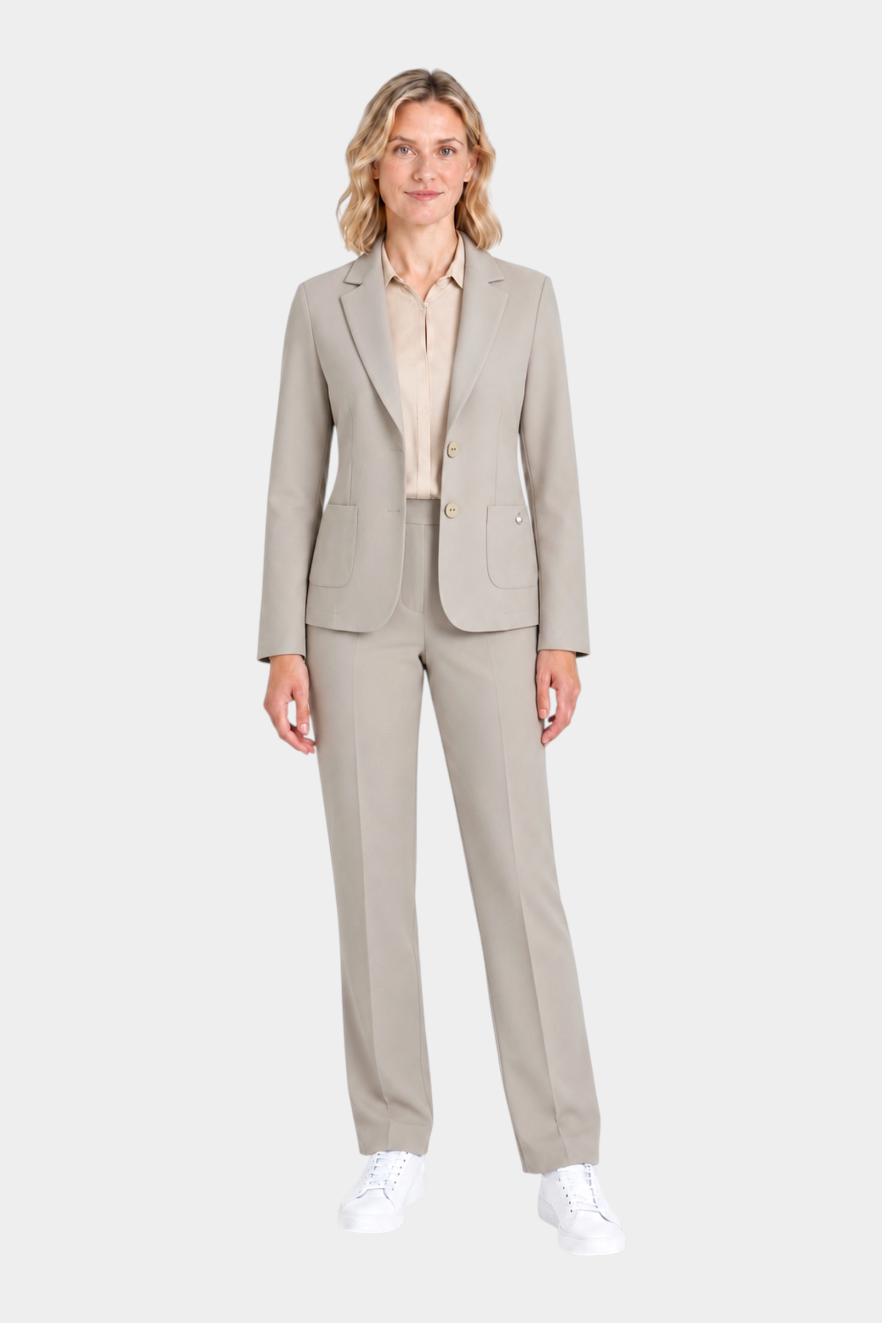 Modella indossa blazer beige a due bottoni Ragno con pantaloni coordinati e camicia, stile elegante Follower SRL