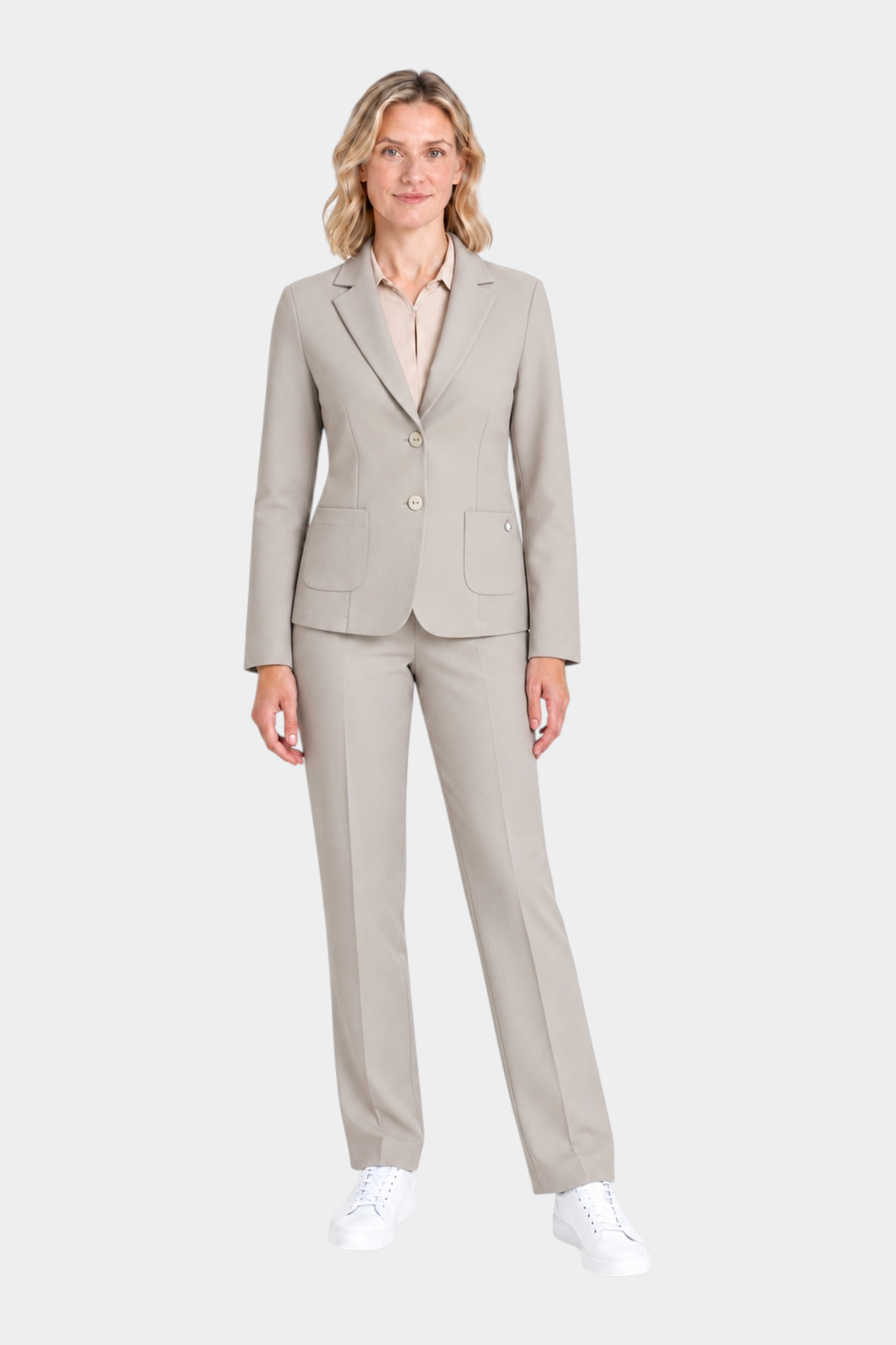 Modella indossa blazer beige a due bottoni Ragno con pantaloni coordinati e scarpe bianche, stile elegante Follower SRL
