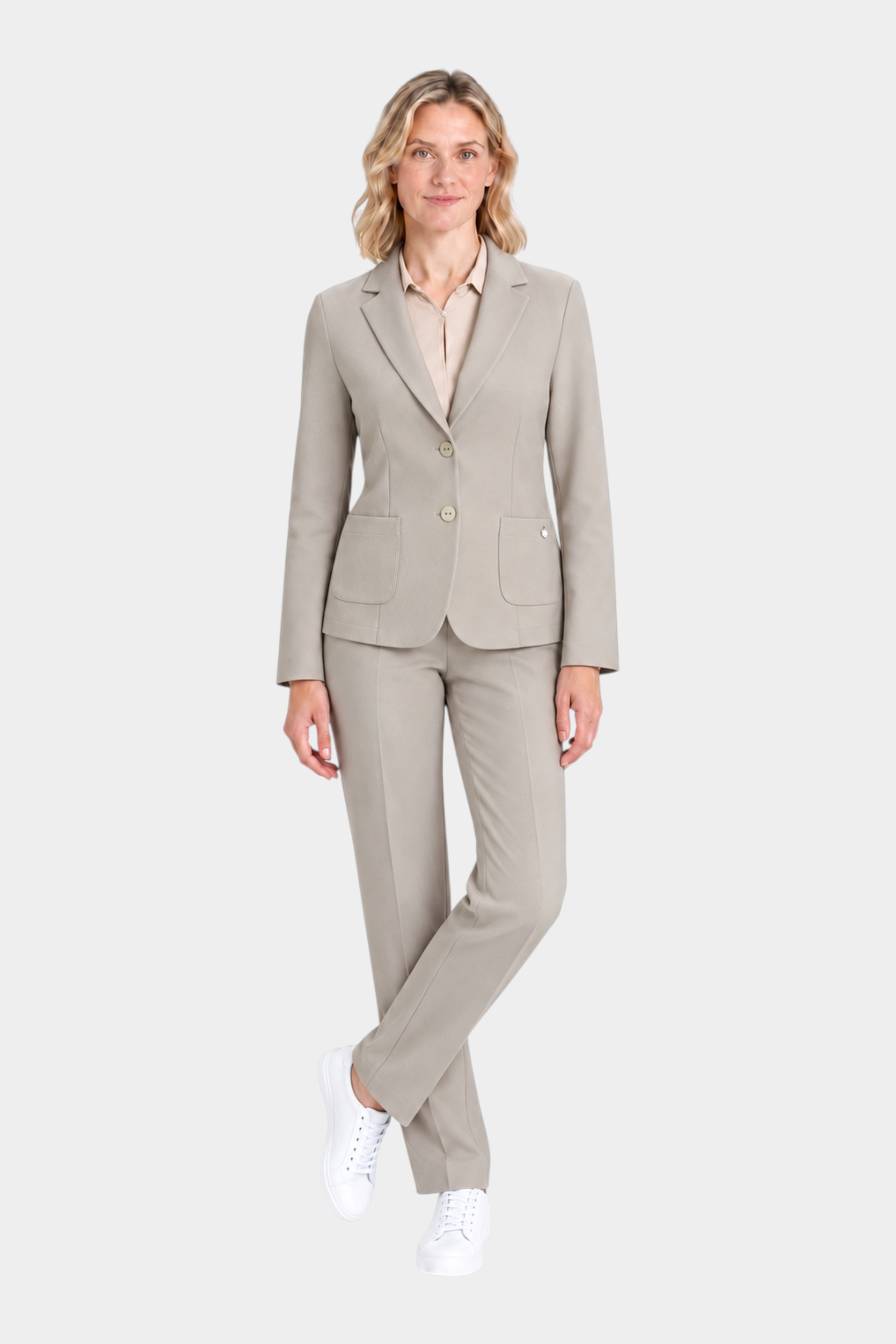 Modella indossa blazer beige a due bottoni Ragno con pantaloni coordinati e scarpe da ginnastica bianche Follower SRL