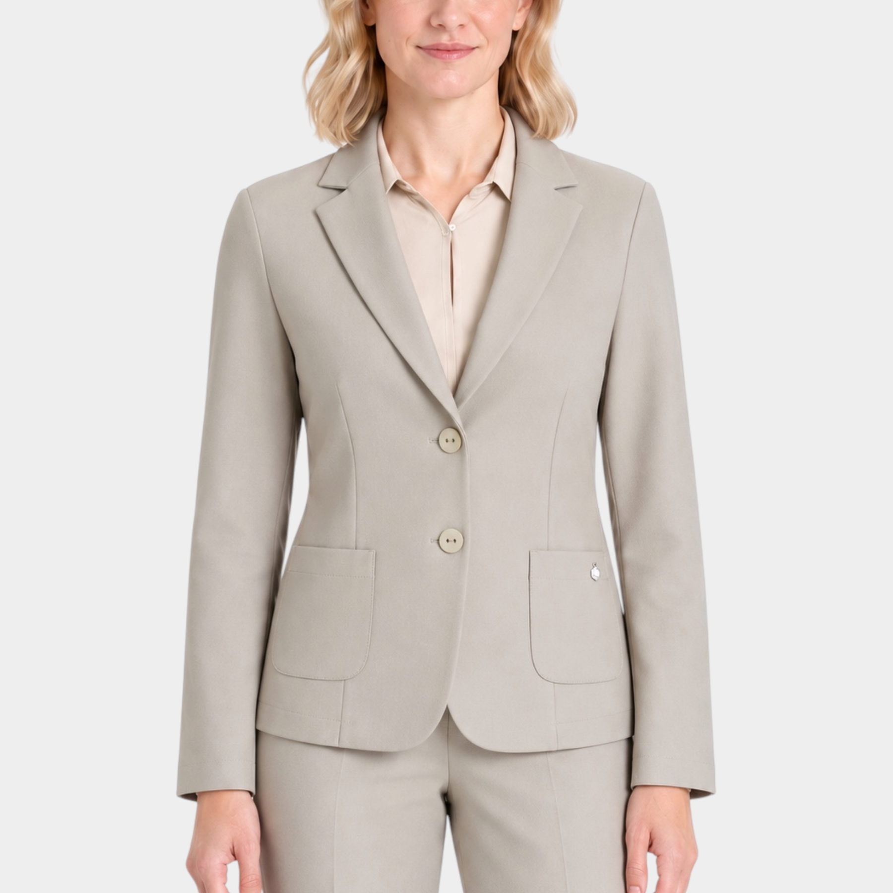 Modella indossa blazer beige a due bottoni RAGNO di Follower SRL con tasche frontali e taglio sartoriale elegante