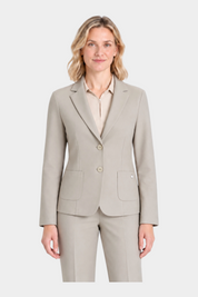 Modella indossa blazer beige a due bottoni RAGNO di Follower SRL con tasche frontali e taglio sartoriale elegante