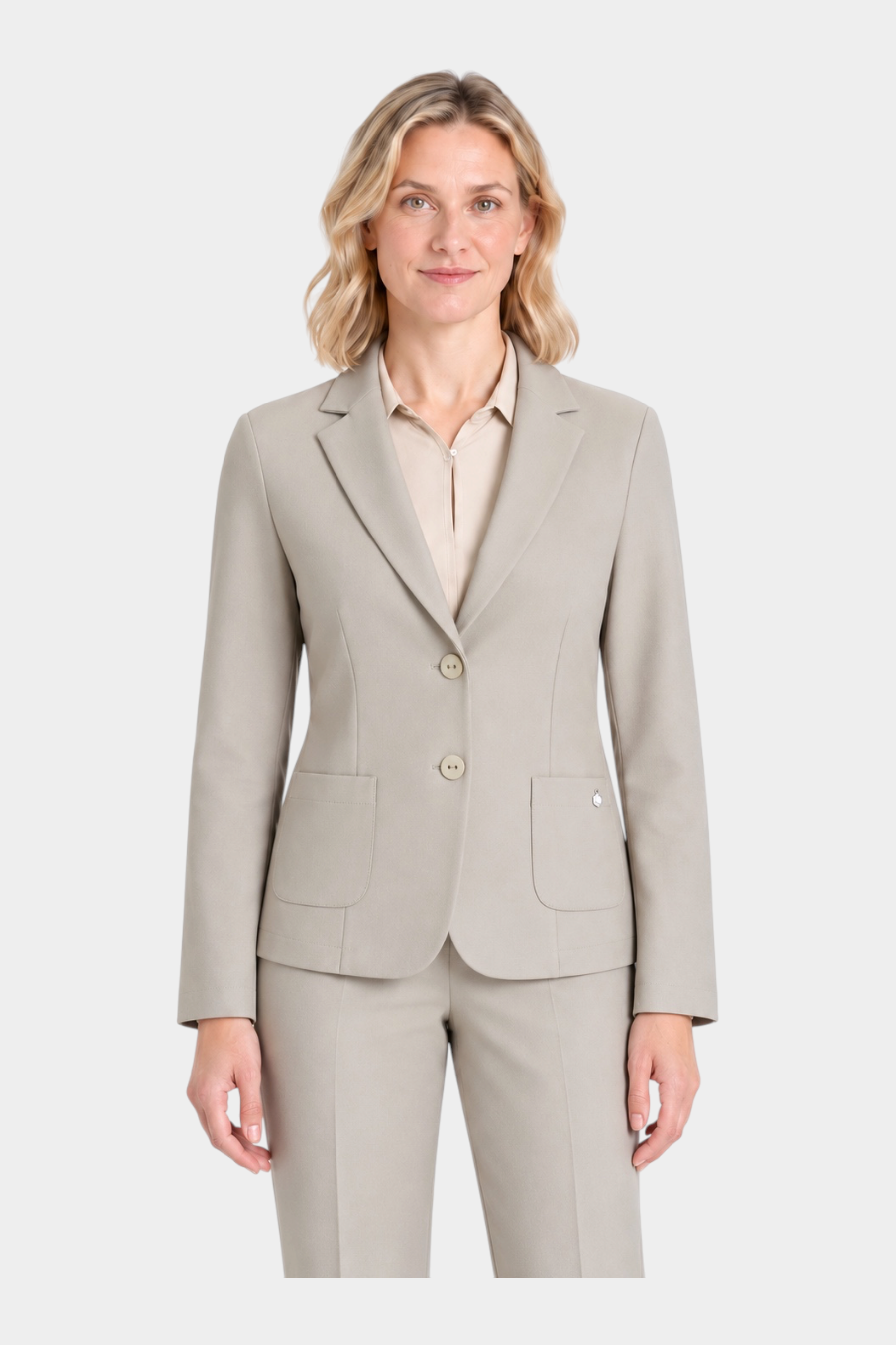 Modella indossa blazer beige a due bottoni RAGNO di Follower SRL con tasche frontali e taglio sartoriale elegante