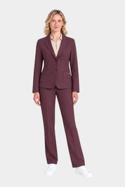 Modella indossa blazer bordeaux a due bottoni RAGNO con pantaloni coordinati, collezione Follower SRL