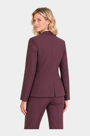 Vista posteriore di un blazer bordeaux Follower SRL in tessuto compatto con taglio sartoriale su modella
