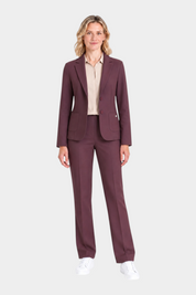 Modella indossa blazer bordeaux a due bottoni Ragno con pantaloni coordinati e camicia beige su sfondo bianco