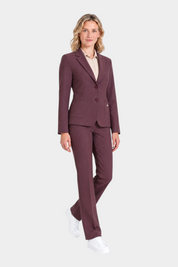 Modella indossa blazer bordeaux a due bottoni RAGNO con pantaloni coordinati e camicia beige, stile elegante Follower SRL