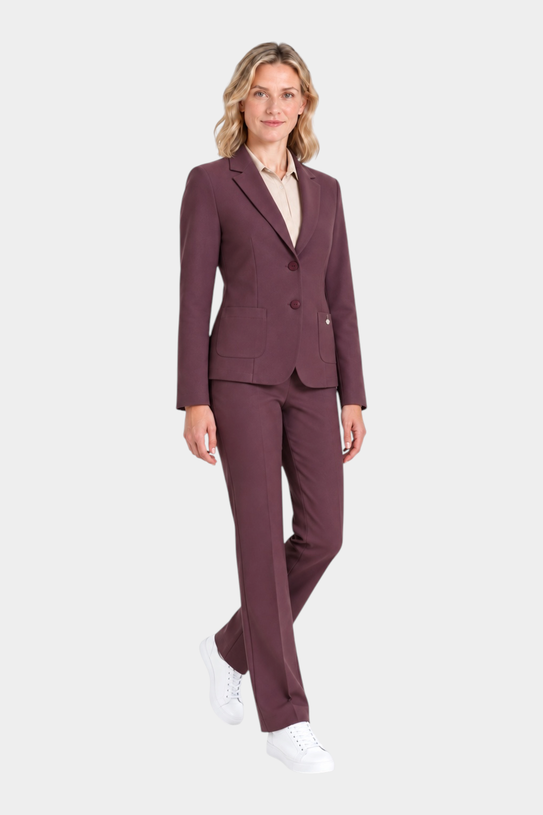 Modella indossa blazer bordeaux a due bottoni RAGNO con pantaloni coordinati e camicia beige, stile elegante Follower SRL