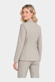 Blazer donna Follower SRL beige con taglio sartoriale visto da dietro, elegante e versatile per outfit formali