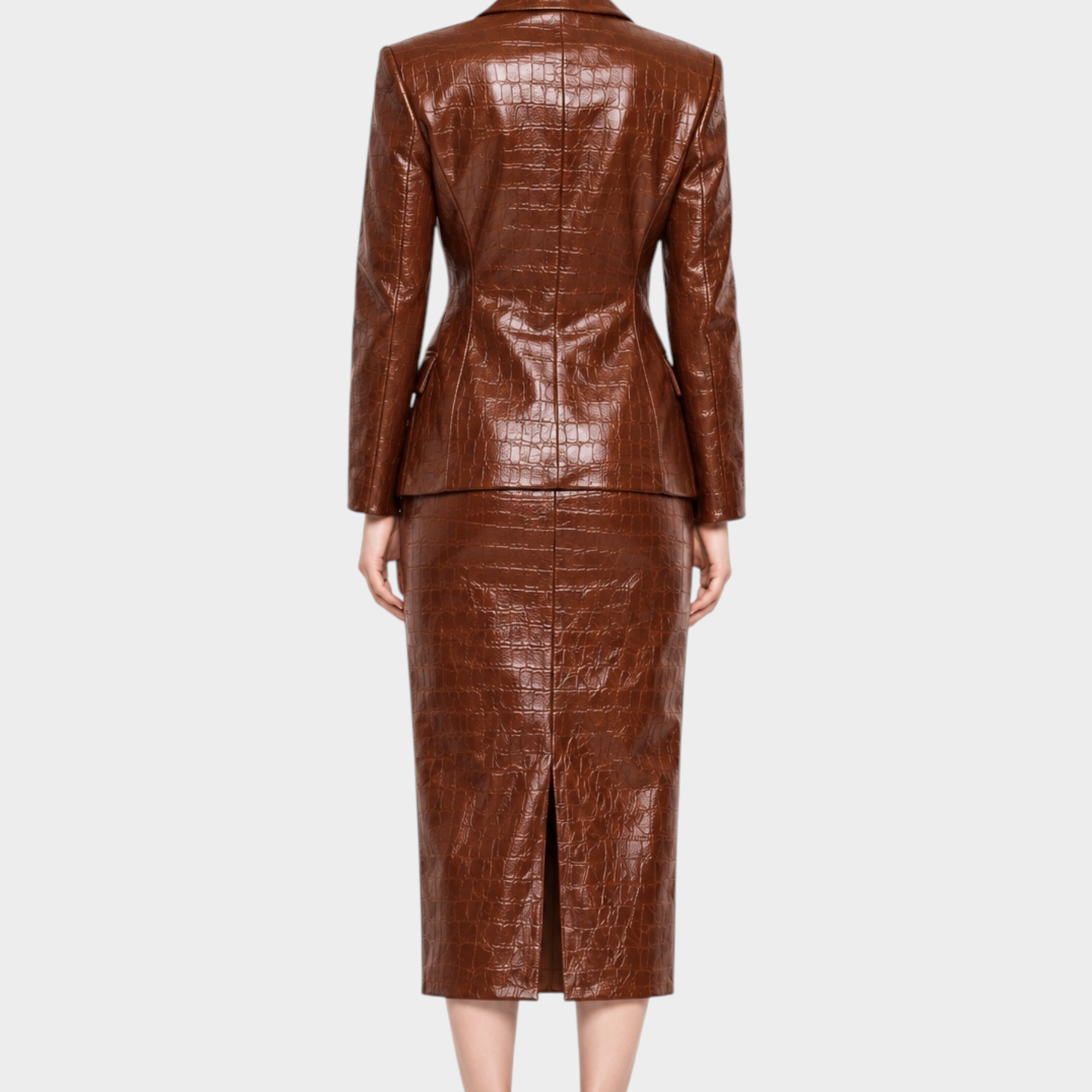 Modella di spalle indossa blazer e gonna midi in similpelle marrone effetto coccodrillo di Follower SRL