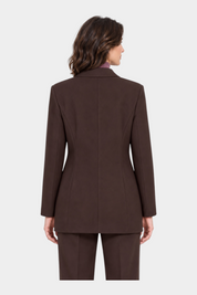 Vista posteriore di un blazer marrone Follower SRL con rever a lancia, indossato da una modella su sfondo bianco